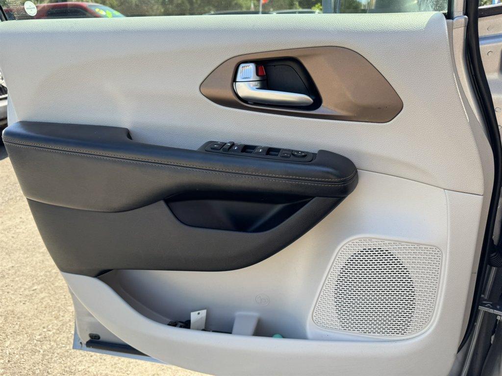 2019 Silver /Black Chrysler Pacifica (2C4RC1BG4KR) with an 3.6l V6 MPI Dohc 3.6l engine, Automatic transmission, located at 745 East Steele Rd., West Columbia, SC, 29170, (803) 755-9148, 33.927212, -81.148483 - Photo#19