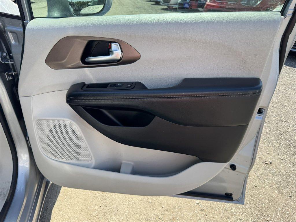 2019 Silver /Black Chrysler Pacifica (2C4RC1BG4KR) with an 3.6l V6 MPI Dohc 3.6l engine, Automatic transmission, located at 745 East Steele Rd., West Columbia, SC, 29170, (803) 755-9148, 33.927212, -81.148483 - Photo#26