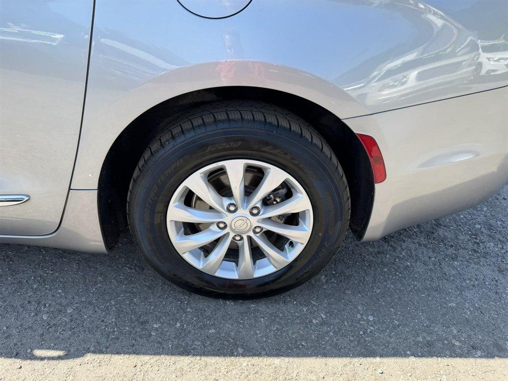 2019 Silver /Black Chrysler Pacifica (2C4RC1BG4KR) with an 3.6l V6 MPI Dohc 3.6l engine, Automatic transmission, located at 745 East Steele Rd., West Columbia, SC, 29170, (803) 755-9148, 33.927212, -81.148483 - Photo#32