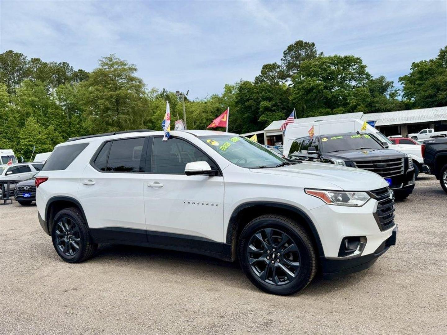 2019 White /Black Chevrolet Traverse (1GNERJKW9KJ) with an 3.6l V6 DI Dohc 3.6l engine, Automatic transmission, located at 745 East Steele Rd., West Columbia, SC, 29170, (803) 755-9148, 33.927212, -81.148483 - Photo#2