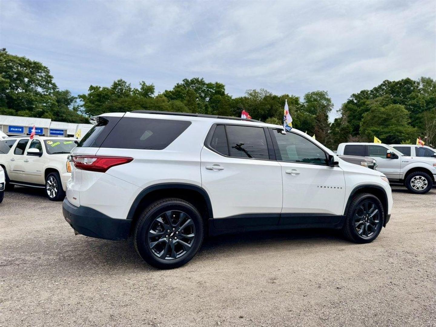 2019 White /Black Chevrolet Traverse (1GNERJKW9KJ) with an 3.6l V6 DI Dohc 3.6l engine, Automatic transmission, located at 745 East Steele Rd., West Columbia, SC, 29170, (803) 755-9148, 33.927212, -81.148483 - Photo#3