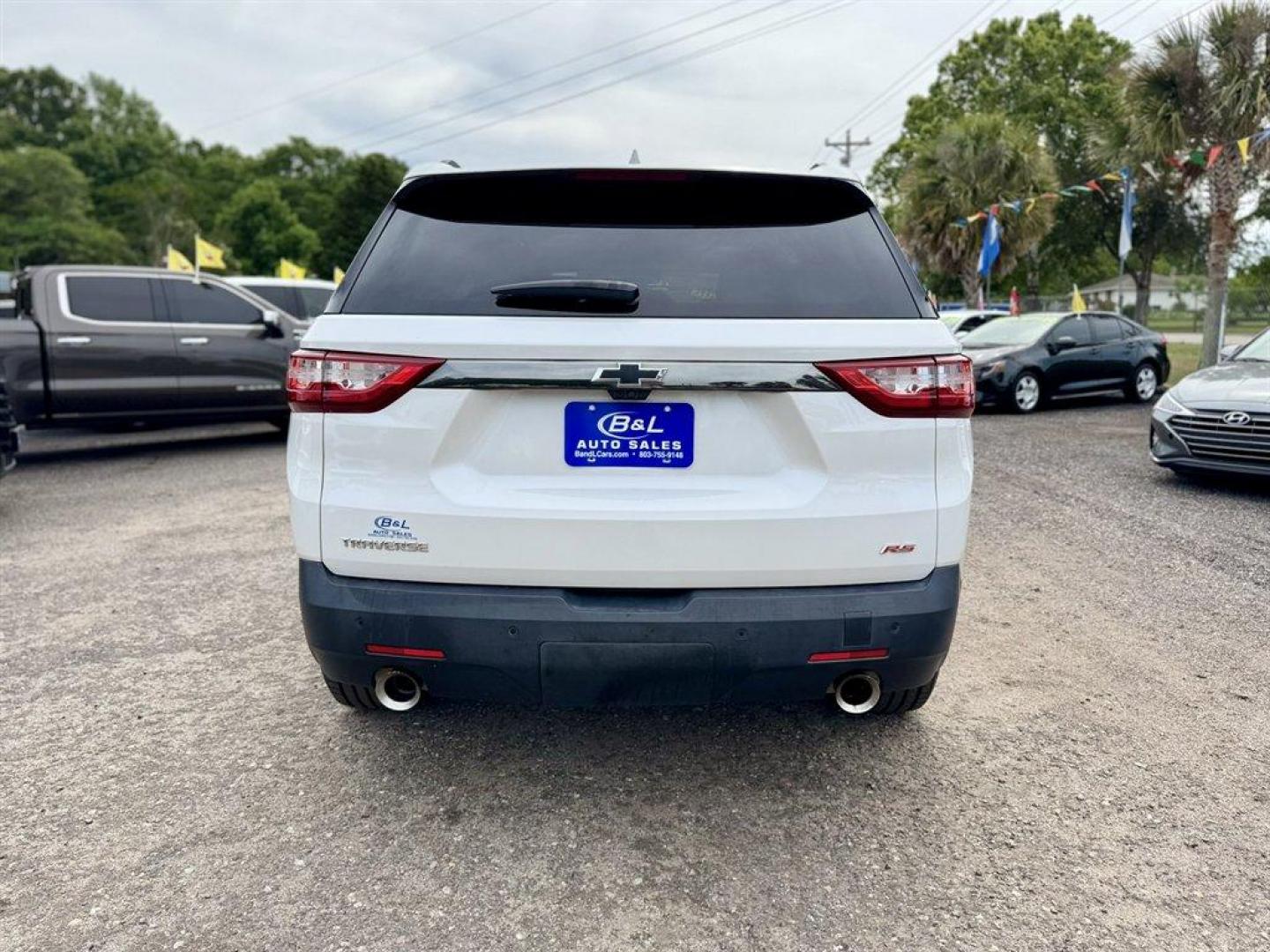 2019 White /Black Chevrolet Traverse (1GNERJKW9KJ) with an 3.6l V6 DI Dohc 3.6l engine, Automatic transmission, located at 745 East Steele Rd., West Columbia, SC, 29170, (803) 755-9148, 33.927212, -81.148483 - Photo#4