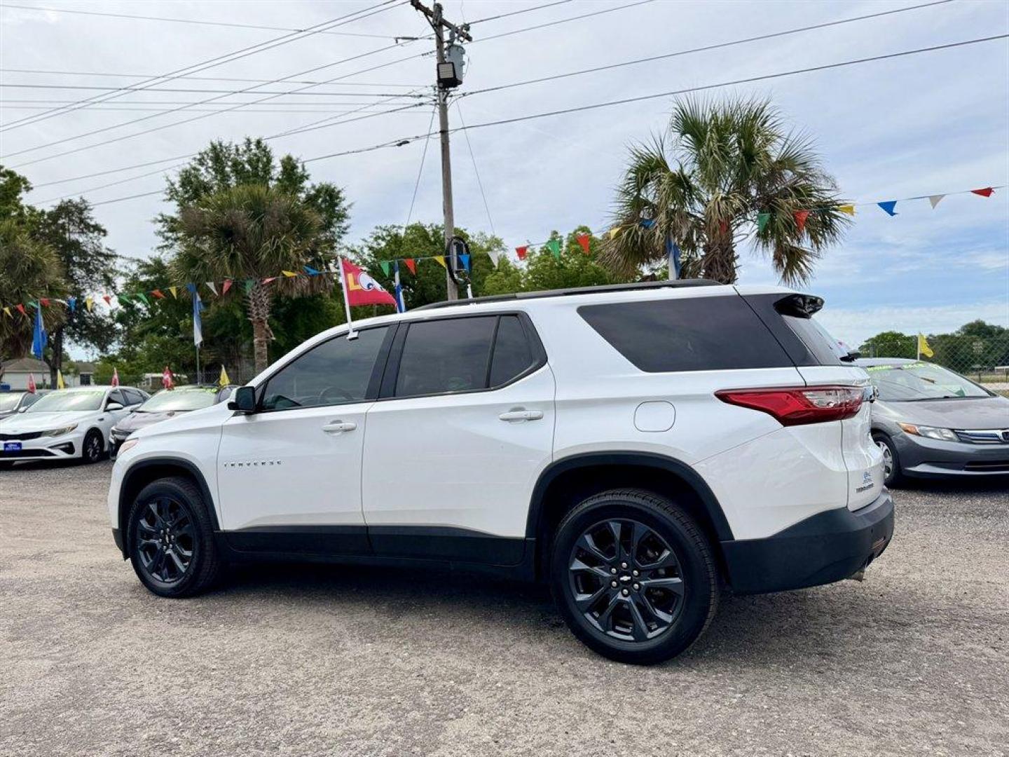 2019 White /Black Chevrolet Traverse (1GNERJKW9KJ) with an 3.6l V6 DI Dohc 3.6l engine, Automatic transmission, located at 745 East Steele Rd., West Columbia, SC, 29170, (803) 755-9148, 33.927212, -81.148483 - Photo#5