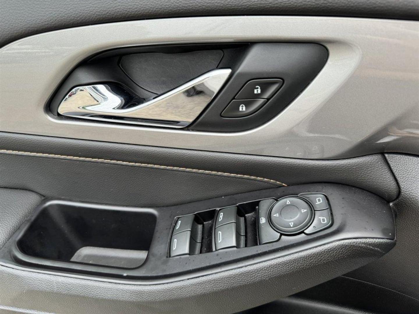 2019 White /Black Chevrolet Traverse (1GNERJKW9KJ) with an 3.6l V6 DI Dohc 3.6l engine, Automatic transmission, located at 745 East Steele Rd., West Columbia, SC, 29170, (803) 755-9148, 33.927212, -81.148483 - Photo#18