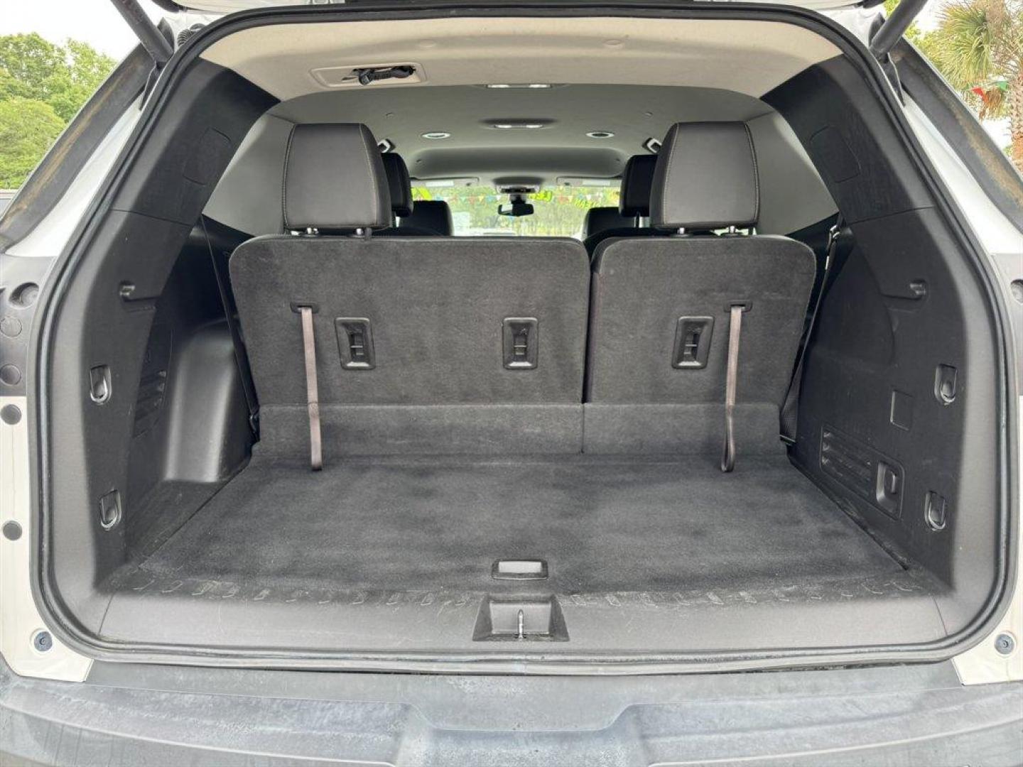 2019 White /Black Chevrolet Traverse (1GNERJKW9KJ) with an 3.6l V6 DI Dohc 3.6l engine, Automatic transmission, located at 745 East Steele Rd., West Columbia, SC, 29170, (803) 755-9148, 33.927212, -81.148483 - Photo#31
