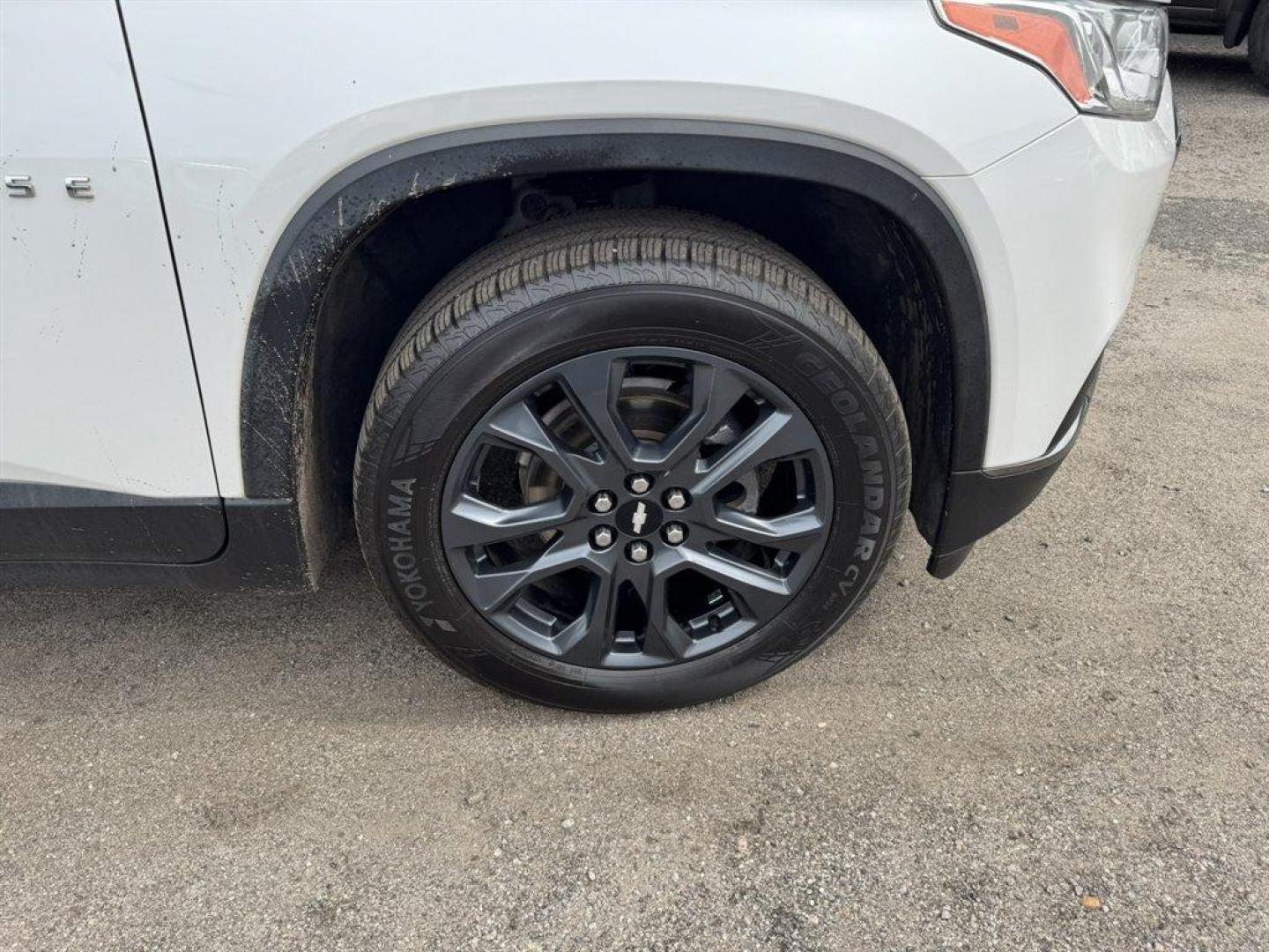 2019 White /Black Chevrolet Traverse (1GNERJKW9KJ) with an 3.6l V6 DI Dohc 3.6l engine, Automatic transmission, located at 745 East Steele Rd., West Columbia, SC, 29170, (803) 755-9148, 33.927212, -81.148483 - Photo#34