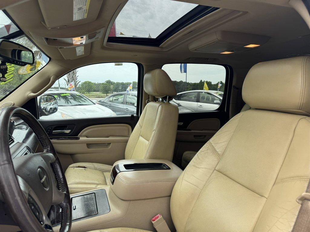 2012 White /Taupe GMC Yukon XL (1GKS2MEF0CR) with an 6.2l V8 SFI OHV Flex 6.2l engine, Automatic transmission, located at 745 East Steele Rd., West Columbia, SC, 29170, (803) 755-9148, 33.927212, -81.148483 - Photo#18