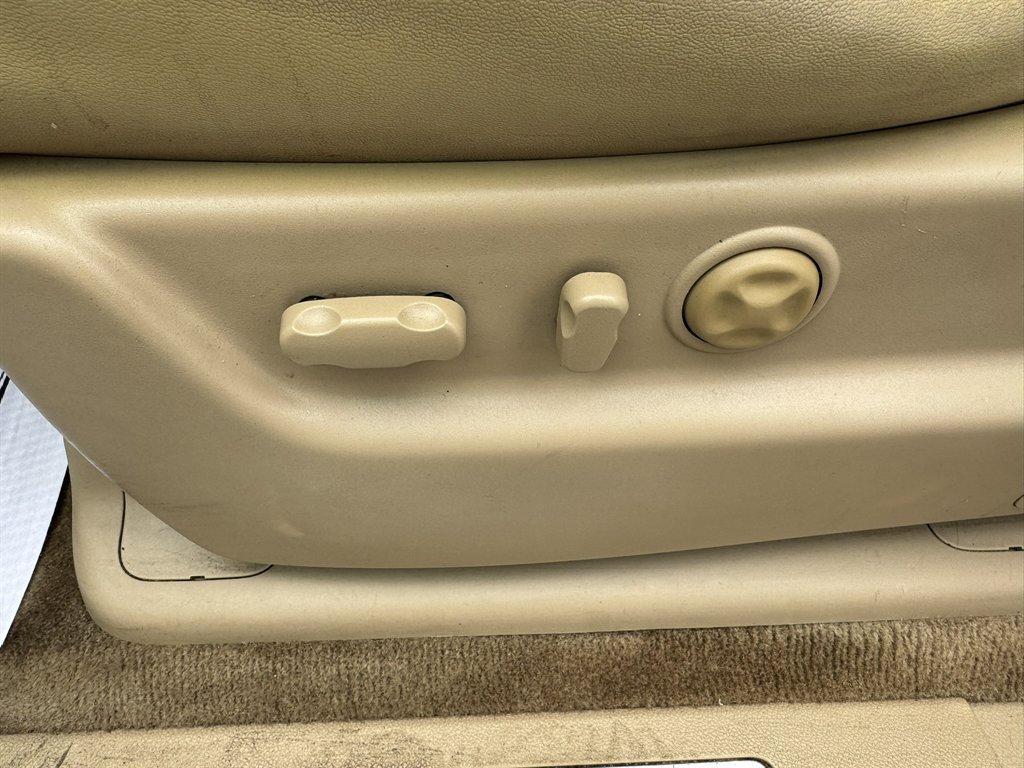 2012 White /Taupe GMC Yukon XL (1GKS2MEF0CR) with an 6.2l V8 SFI OHV Flex 6.2l engine, Automatic transmission, located at 745 East Steele Rd., West Columbia, SC, 29170, (803) 755-9148, 33.927212, -81.148483 - Photo#19