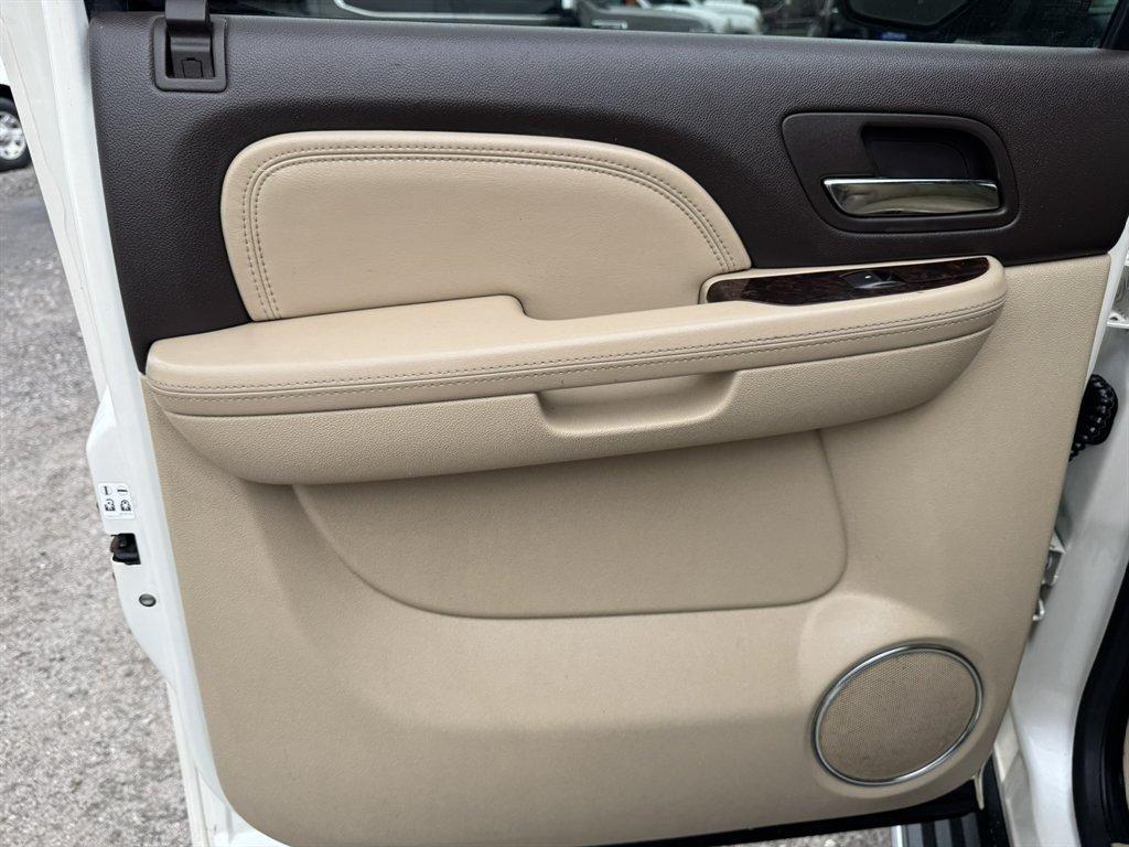 2012 White /Taupe GMC Yukon XL (1GKS2MEF0CR) with an 6.2l V8 SFI OHV Flex 6.2l engine, Automatic transmission, located at 745 East Steele Rd., West Columbia, SC, 29170, (803) 755-9148, 33.927212, -81.148483 - Photo#20
