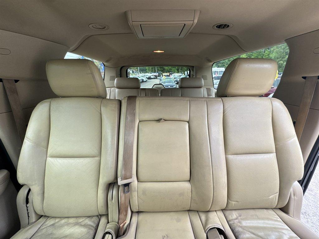 2012 White /Taupe GMC Yukon XL (1GKS2MEF0CR) with an 6.2l V8 SFI OHV Flex 6.2l engine, Automatic transmission, located at 745 East Steele Rd., West Columbia, SC, 29170, (803) 755-9148, 33.927212, -81.148483 - Photo#24