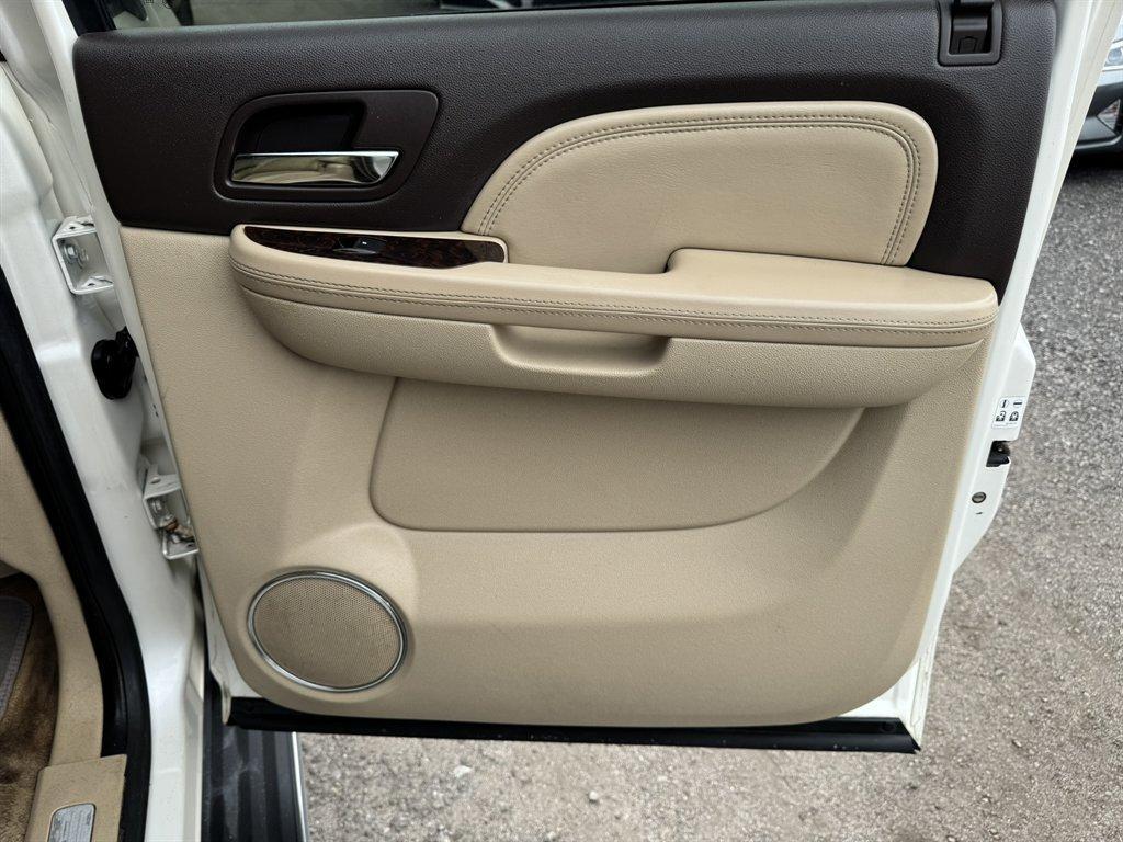 2012 White /Taupe GMC Yukon XL (1GKS2MEF0CR) with an 6.2l V8 SFI OHV Flex 6.2l engine, Automatic transmission, located at 745 East Steele Rd., West Columbia, SC, 29170, (803) 755-9148, 33.927212, -81.148483 - Photo#25