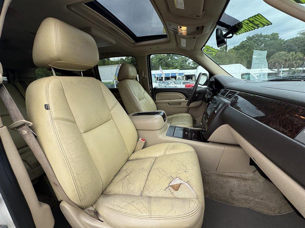2012 White /Taupe GMC Yukon XL (1GKS2MEF0CR) with an 6.2l V8 SFI OHV Flex 6.2l engine, Automatic transmission, located at 745 East Steele Rd., West Columbia, SC, 29170, (803) 755-9148, 33.927212, -81.148483 - Photo#28