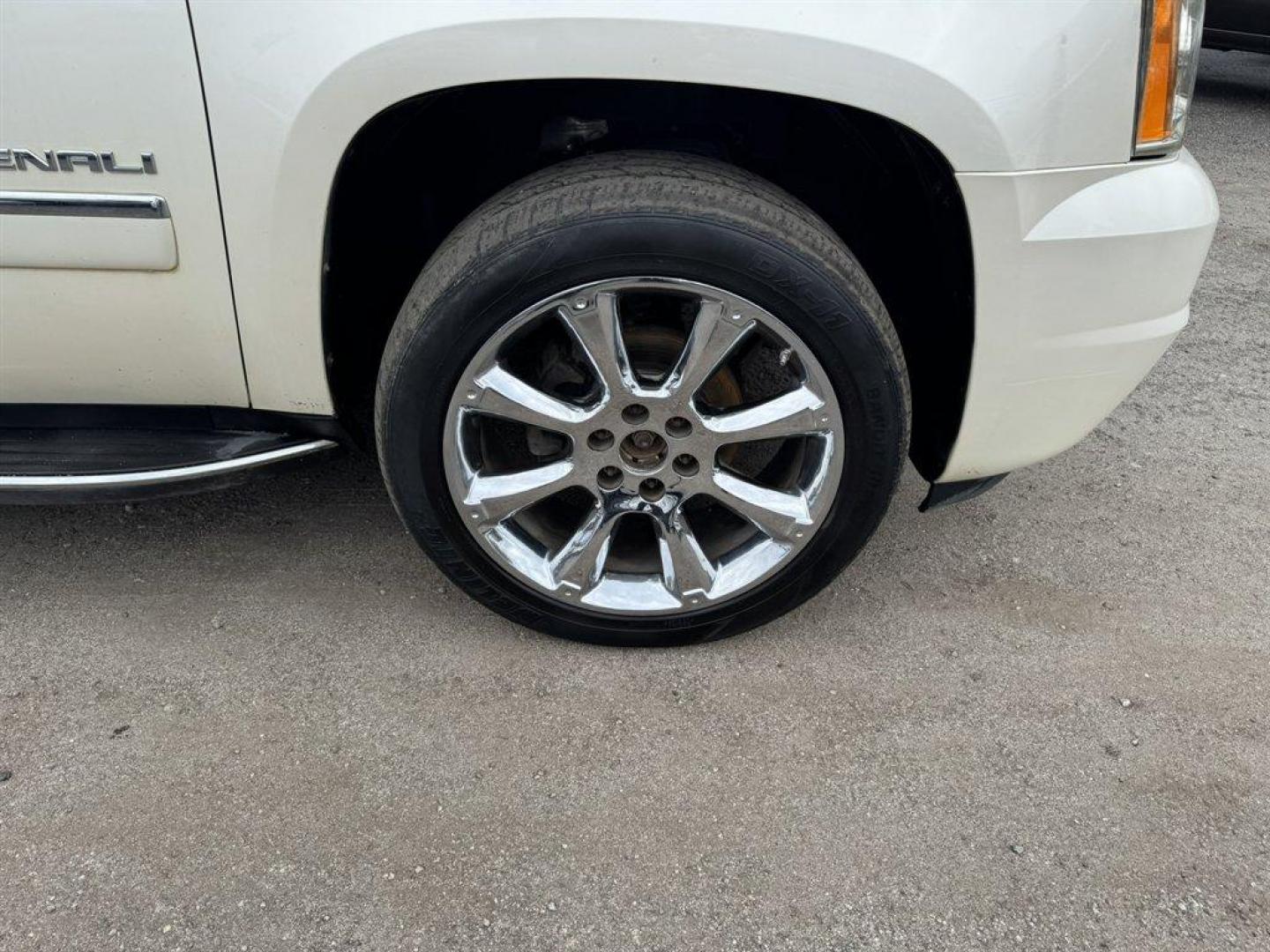 2012 White /Taupe GMC Yukon XL (1GKS2MEF0CR) with an 6.2l V8 SFI OHV Flex 6.2l engine, Automatic transmission, located at 745 East Steele Rd., West Columbia, SC, 29170, (803) 755-9148, 33.927212, -81.148483 - Photo#32
