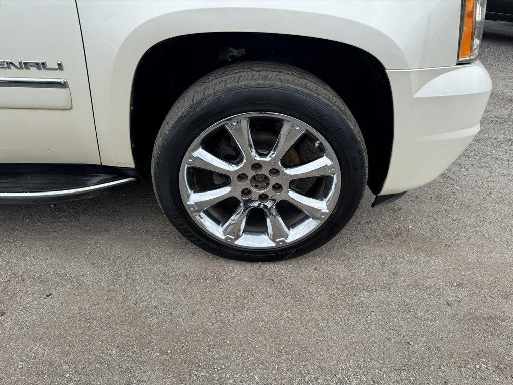 2012 White /Taupe GMC Yukon XL (1GKS2MEF0CR) with an 6.2l V8 SFI OHV Flex 6.2l engine, Automatic transmission, located at 745 East Steele Rd., West Columbia, SC, 29170, (803) 755-9148, 33.927212, -81.148483 - Photo#32