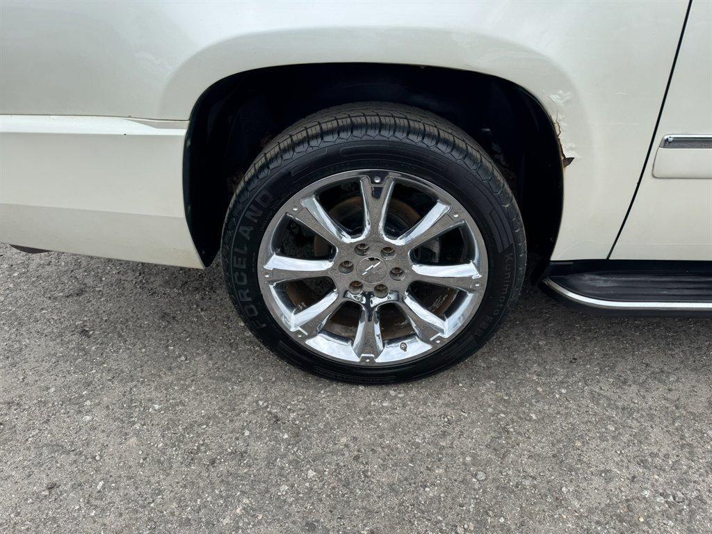 2012 White /Taupe GMC Yukon XL (1GKS2MEF0CR) with an 6.2l V8 SFI OHV Flex 6.2l engine, Automatic transmission, located at 745 East Steele Rd., West Columbia, SC, 29170, (803) 755-9148, 33.927212, -81.148483 - Photo#33
