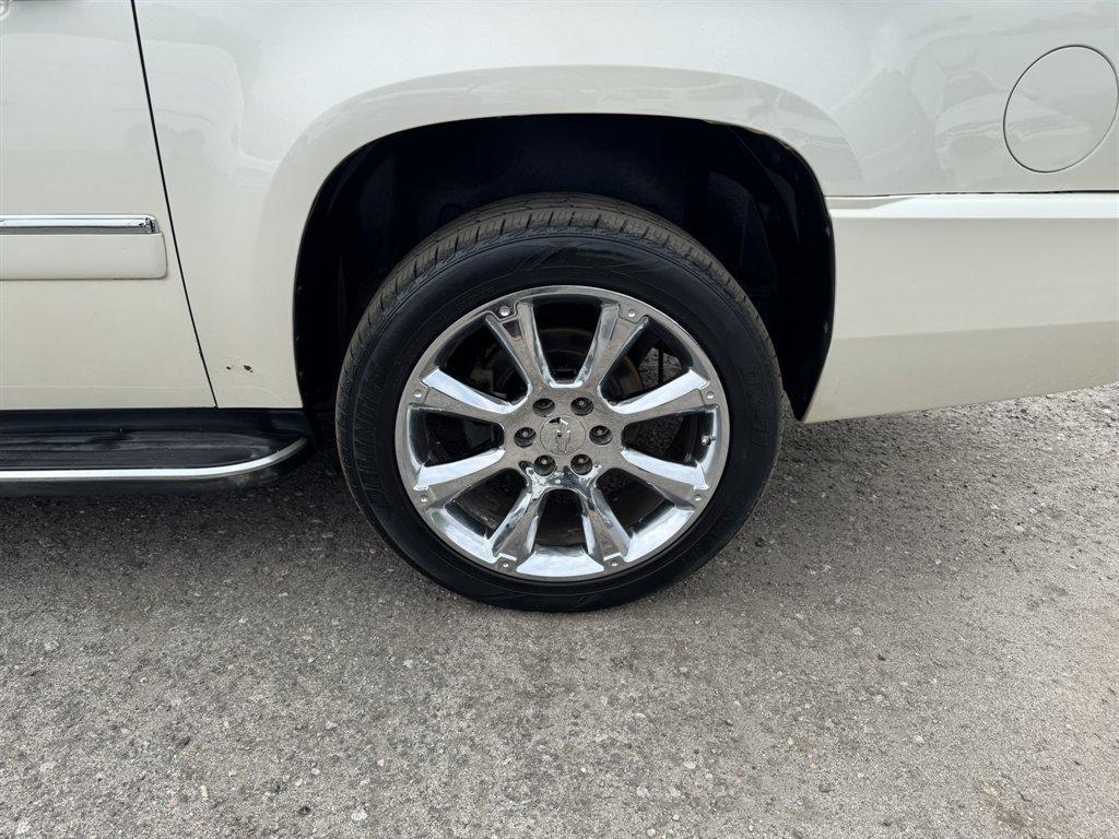 2012 White /Taupe GMC Yukon XL (1GKS2MEF0CR) with an 6.2l V8 SFI OHV Flex 6.2l engine, Automatic transmission, located at 745 East Steele Rd., West Columbia, SC, 29170, (803) 755-9148, 33.927212, -81.148483 - Photo#34