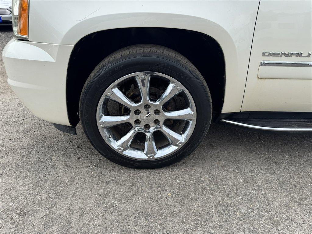 2012 White /Taupe GMC Yukon XL (1GKS2MEF0CR) with an 6.2l V8 SFI OHV Flex 6.2l engine, Automatic transmission, located at 745 East Steele Rd., West Columbia, SC, 29170, (803) 755-9148, 33.927212, -81.148483 - Photo#35