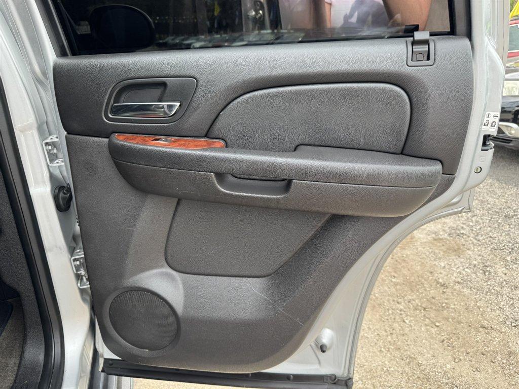 2013 Silver /Black Chevrolet Tahoe (1GNSCBE04DR) with an 5.3l V8 SFI Flex 5.3l engine, Automatic transmission, located at 745 East Steele Rd., West Columbia, SC, 29170, (803) 755-9148, 33.927212, -81.148483 - Photo#24