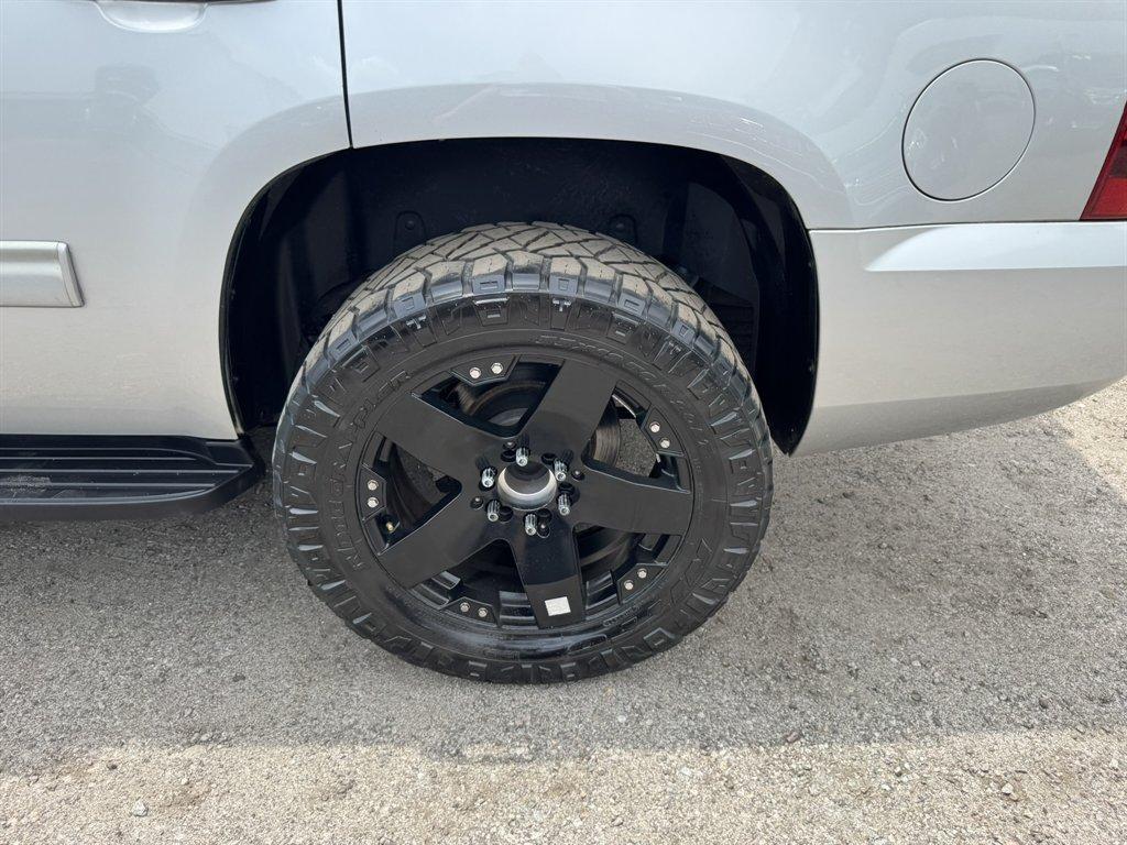 2013 Silver /Black Chevrolet Tahoe (1GNSCBE04DR) with an 5.3l V8 SFI Flex 5.3l engine, Automatic transmission, located at 745 East Steele Rd., West Columbia, SC, 29170, (803) 755-9148, 33.927212, -81.148483 - Photo#31