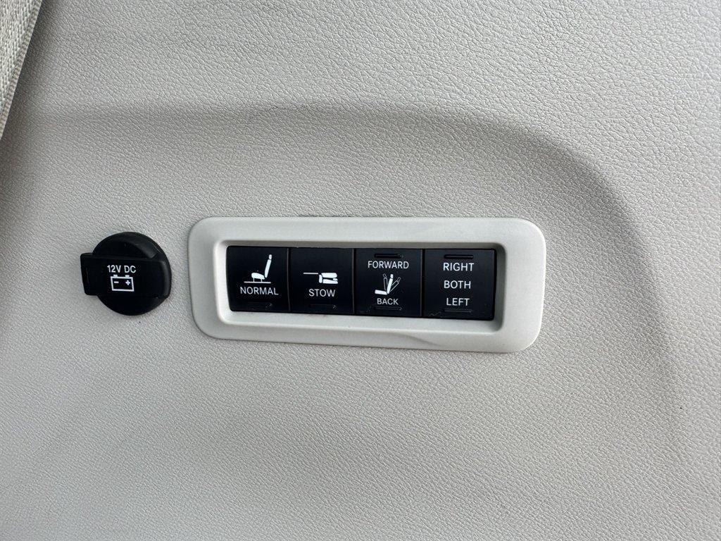 2020 Grey /Black Chrysler Pacifica (2C4RC1GG4LR) with an 3.6l V6 MPI Dohc 3.6l engine, Automatic transmission, located at 745 East Steele Rd., West Columbia, SC, 29170, (803) 755-9148, 33.927212, -81.148483 - Photo#31