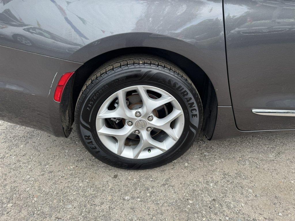 2020 Grey /Black Chrysler Pacifica (2C4RC1GG4LR) with an 3.6l V6 MPI Dohc 3.6l engine, Automatic transmission, located at 745 East Steele Rd., West Columbia, SC, 29170, (803) 755-9148, 33.927212, -81.148483 - Photo#35