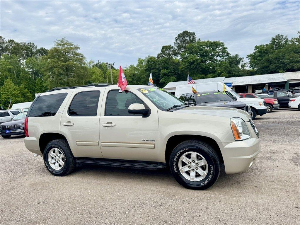 2013 Gold /Black GMC Yukon (1GKS1CE06DR) with an 5.3l V8 SFI Flex 5.3l engine, Automatic transmission, located at 745 East Steele Rd., West Columbia, SC, 29170, (803) 755-9148, 33.927212, -81.148483 - Photo#2