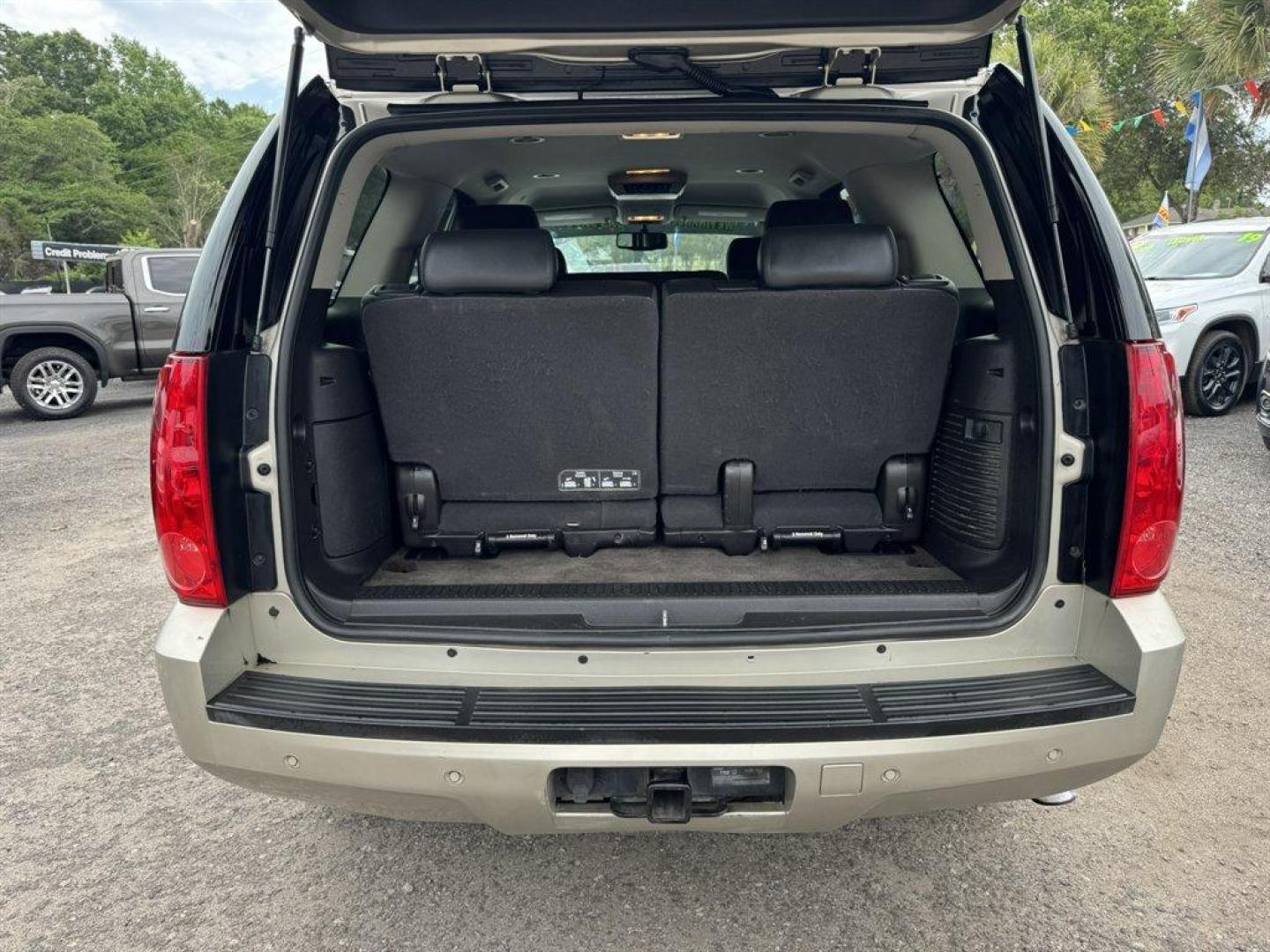 2013 Gold /Black GMC Yukon (1GKS1CE06DR) with an 5.3l V8 SFI Flex 5.3l engine, Automatic transmission, located at 745 East Steele Rd., West Columbia, SC, 29170, (803) 755-9148, 33.927212, -81.148483 - Photo#28