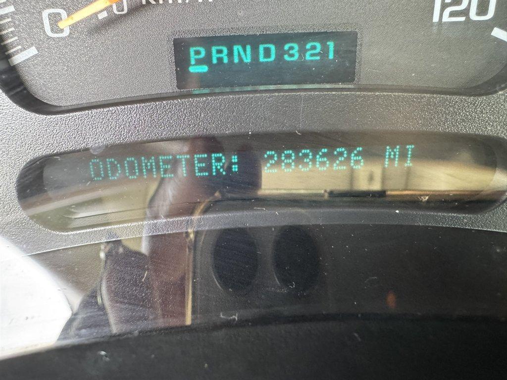 2005 Blue /Taupe Chevrolet Tahoe (1GNEC13T95R) with an 5.3l V8 SFI OHV 5.3l engine, Auto transmission, located at 745 East Steele Rd., West Columbia, SC, 29170, (803) 755-9148, 33.927212, -81.148483- Photo#10