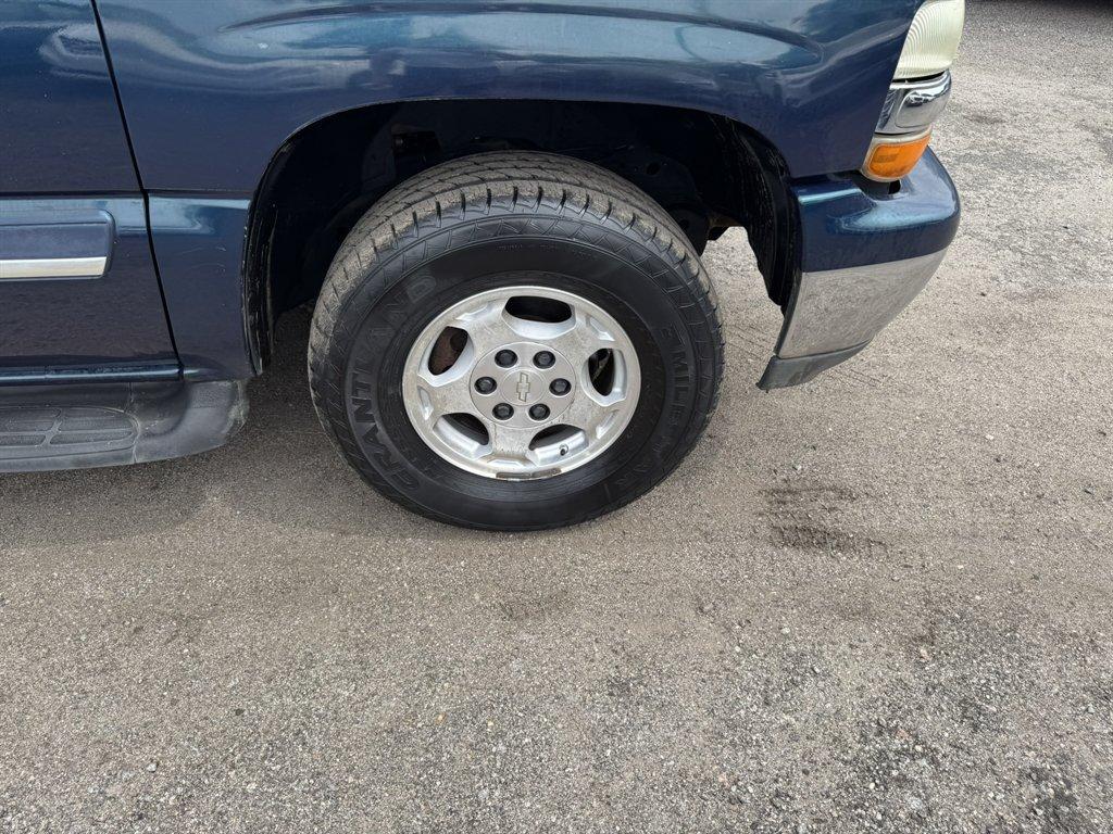 2005 Blue /Taupe Chevrolet Tahoe (1GNEC13T95R) with an 5.3l V8 SFI OHV 5.3l engine, Auto transmission, located at 745 East Steele Rd., West Columbia, SC, 29170, (803) 755-9148, 33.927212, -81.148483- Photo#31