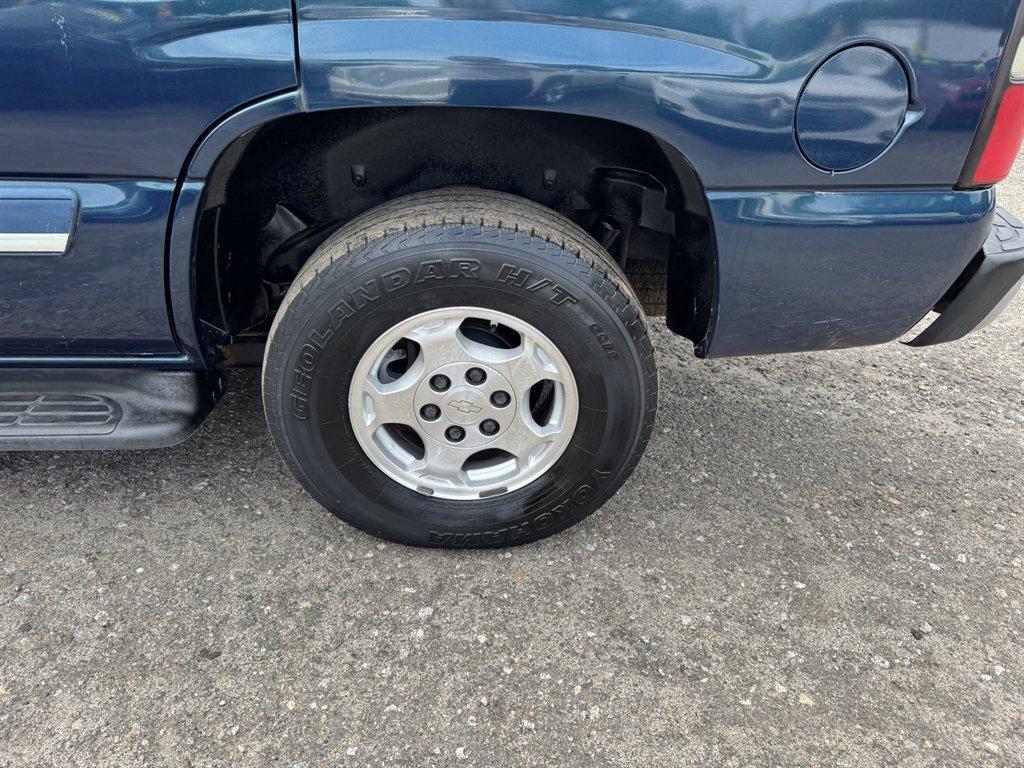 2005 Blue /Taupe Chevrolet Tahoe (1GNEC13T95R) with an 5.3l V8 SFI OHV 5.3l engine, Auto transmission, located at 745 East Steele Rd., West Columbia, SC, 29170, (803) 755-9148, 33.927212, -81.148483- Photo#33