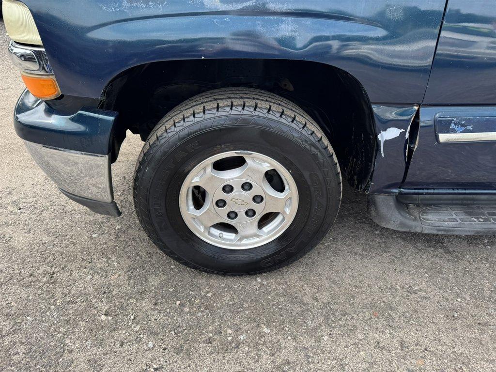 2005 Blue /Taupe Chevrolet Tahoe (1GNEC13T95R) with an 5.3l V8 SFI OHV 5.3l engine, Auto transmission, located at 745 East Steele Rd., West Columbia, SC, 29170, (803) 755-9148, 33.927212, -81.148483- Photo#34