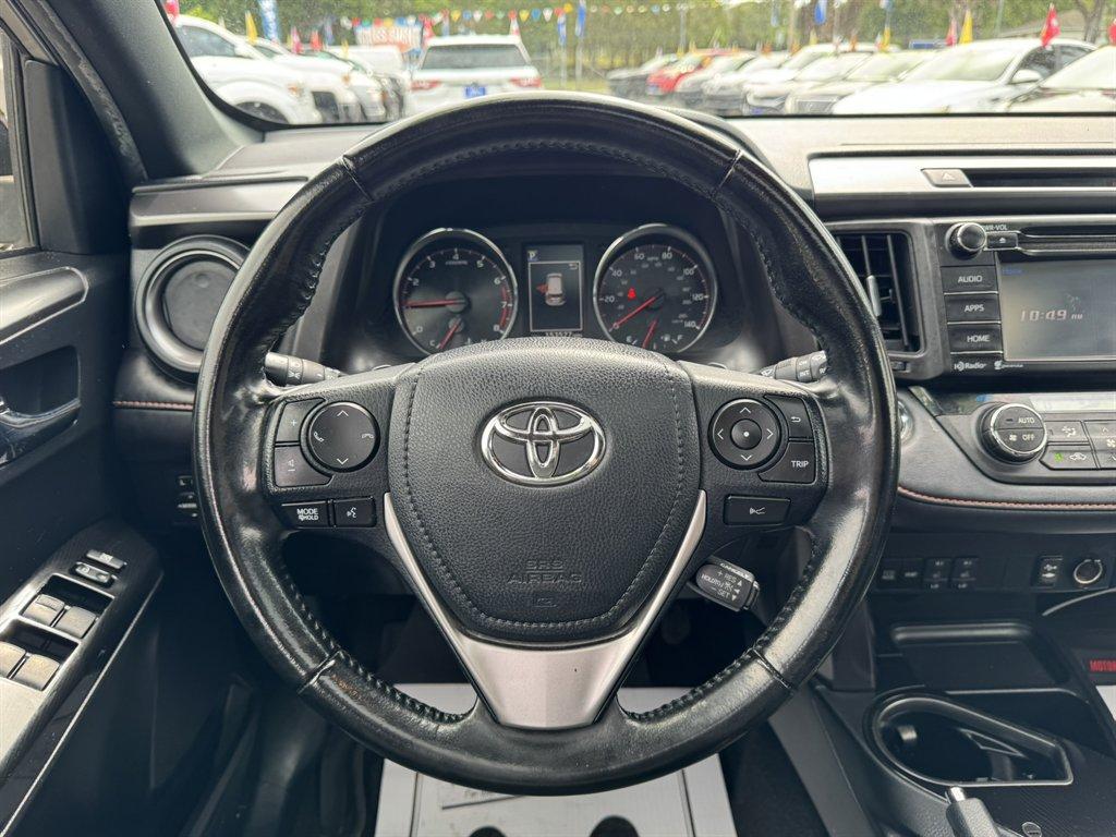 2018 Silver /Black Toyota RAV4 (JTMJFREV8JJ) with an 2.5l I-4 DI Dohc 2.5l engine, Automatic transmission, located at 745 East Steele Rd., West Columbia, SC, 29170, (803) 755-9148, 33.927212, -81.148483 - Photo#7