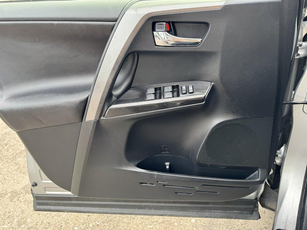 2018 Silver /Black Toyota RAV4 (JTMJFREV8JJ) with an 2.5l I-4 DI Dohc 2.5l engine, Automatic transmission, located at 745 East Steele Rd., West Columbia, SC, 29170, (803) 755-9148, 33.927212, -81.148483 - Photo#19