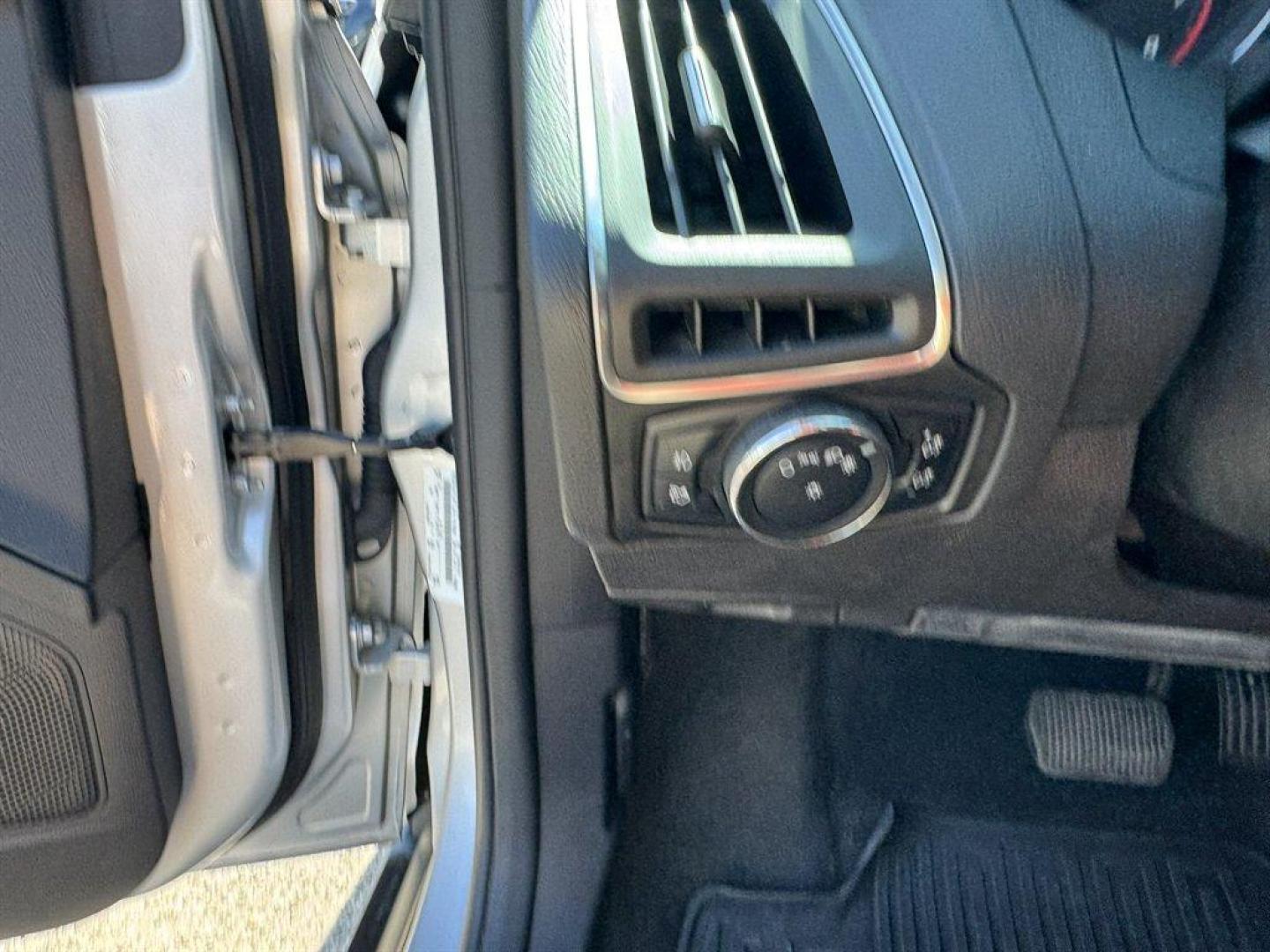 2013 Silver /Black Ford Focus (1FADP3N23DL) with an 2.0l I-4 DI TI-VCT 2.0l engine, Automatic transmission, located at 745 East Steele Rd., West Columbia, SC, 29170, (803) 755-9148, 33.927212, -81.148483 - Photo#15
