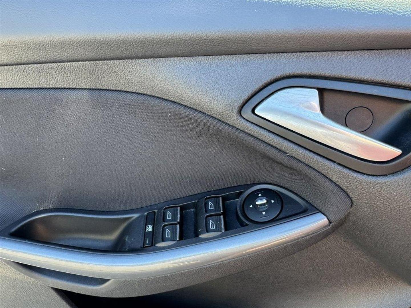 2013 Silver /Black Ford Focus (1FADP3N23DL) with an 2.0l I-4 DI TI-VCT 2.0l engine, Automatic transmission, located at 745 East Steele Rd., West Columbia, SC, 29170, (803) 755-9148, 33.927212, -81.148483 - Photo#17