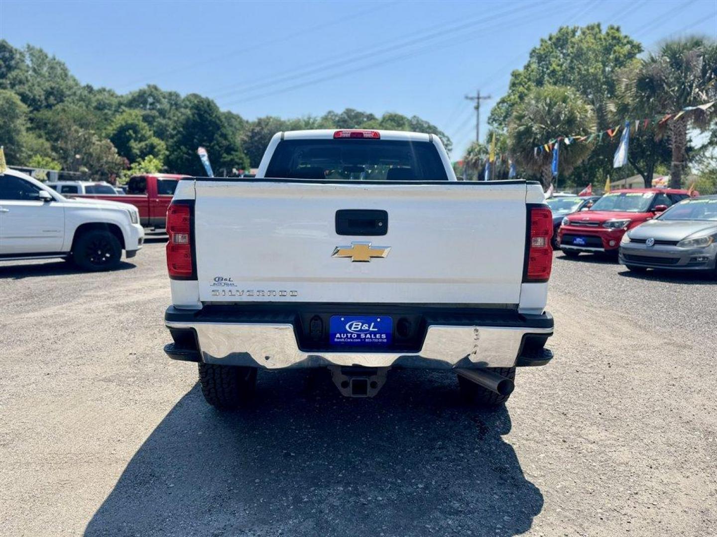 2018 White /Grey Chevrolet Silverado 2500 (1GC1KUEG6JF) with an 6.0l V8 SFI OHV VVT Flex engine, Automatic transmission, located at 745 East Steele Rd., West Columbia, SC, 29170, (803) 755-9148, 33.927212, -81.148483- Photo#4