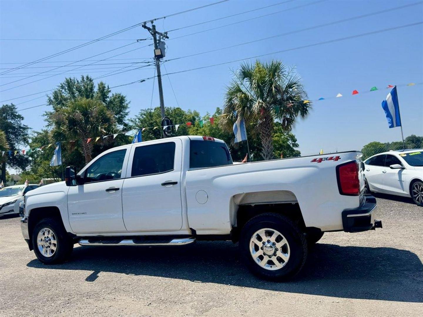 2018 White /Grey Chevrolet Silverado 2500 (1GC1KUEG6JF) with an 6.0l V8 SFI OHV VVT Flex engine, Automatic transmission, located at 745 East Steele Rd., West Columbia, SC, 29170, (803) 755-9148, 33.927212, -81.148483- Photo#5