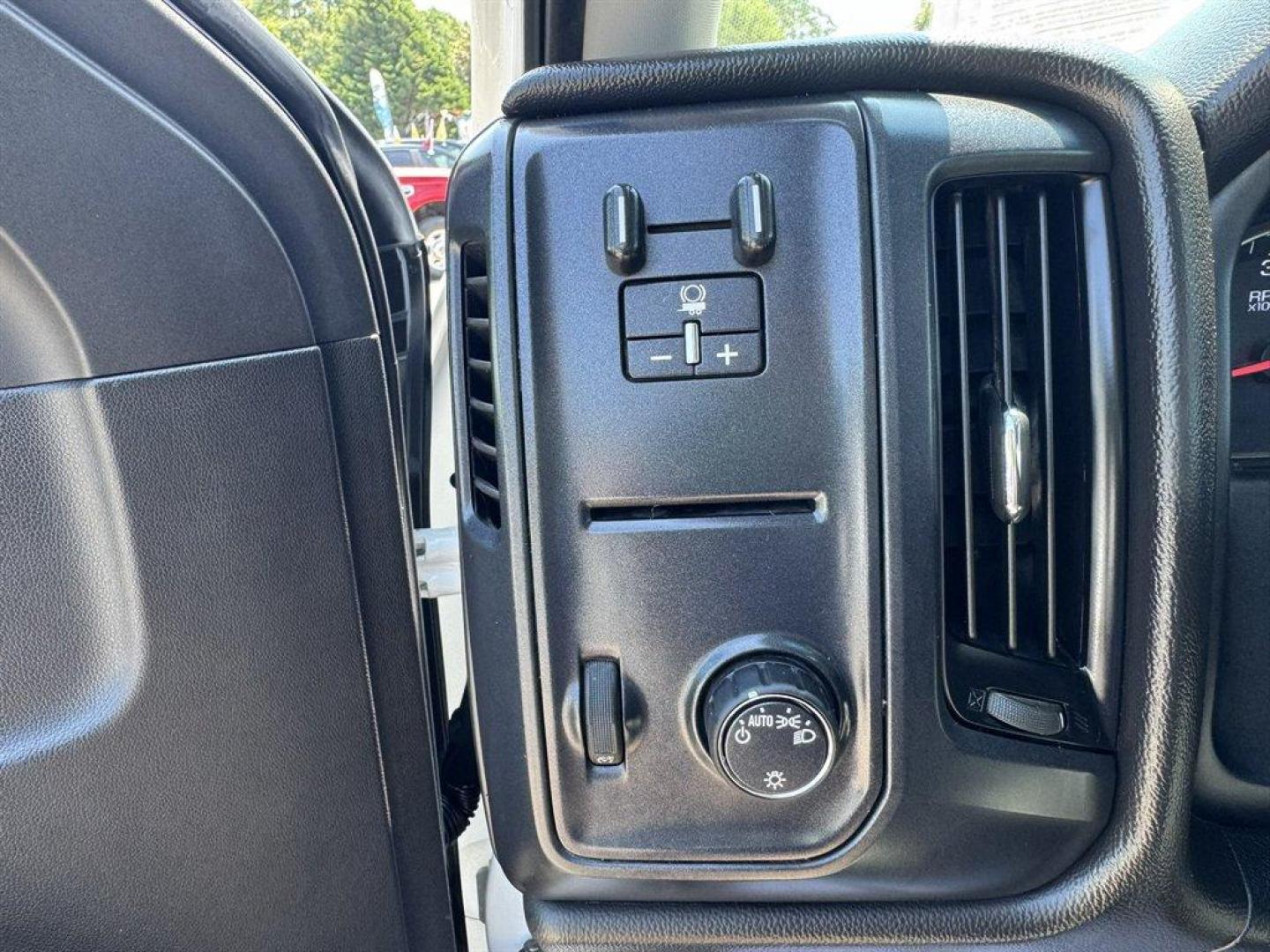 2018 White /Grey Chevrolet Silverado 2500 (1GC1KUEG6JF) with an 6.0l V8 SFI OHV VVT Flex engine, Automatic transmission, located at 745 East Steele Rd., West Columbia, SC, 29170, (803) 755-9148, 33.927212, -81.148483- Photo#14