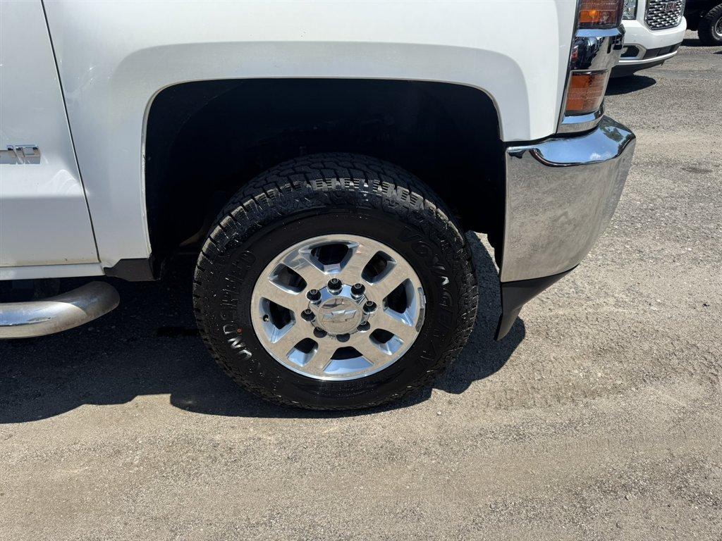 2018 White /Grey Chevrolet Silverado 2500 (1GC1KUEG6JF) with an 6.0l V8 SFI OHV VVT Flex engine, Automatic transmission, located at 745 East Steele Rd., West Columbia, SC, 29170, (803) 755-9148, 33.927212, -81.148483 - Photo#28