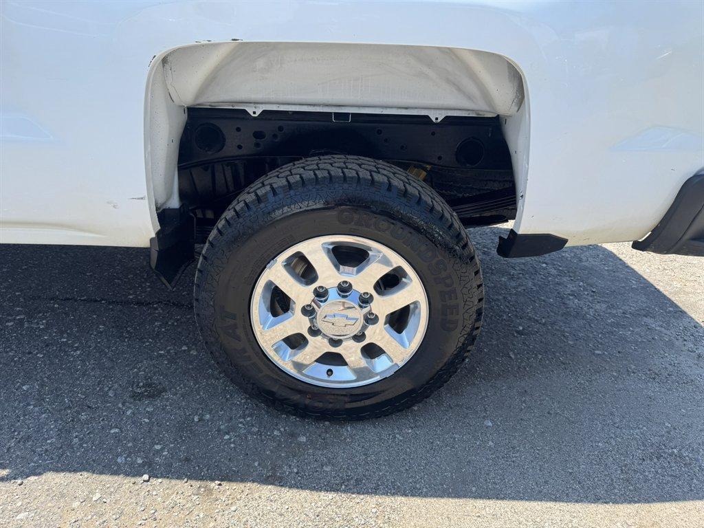 2018 White /Grey Chevrolet Silverado 2500 (1GC1KUEG6JF) with an 6.0l V8 SFI OHV VVT Flex engine, Automatic transmission, located at 745 East Steele Rd., West Columbia, SC, 29170, (803) 755-9148, 33.927212, -81.148483 - Photo#30