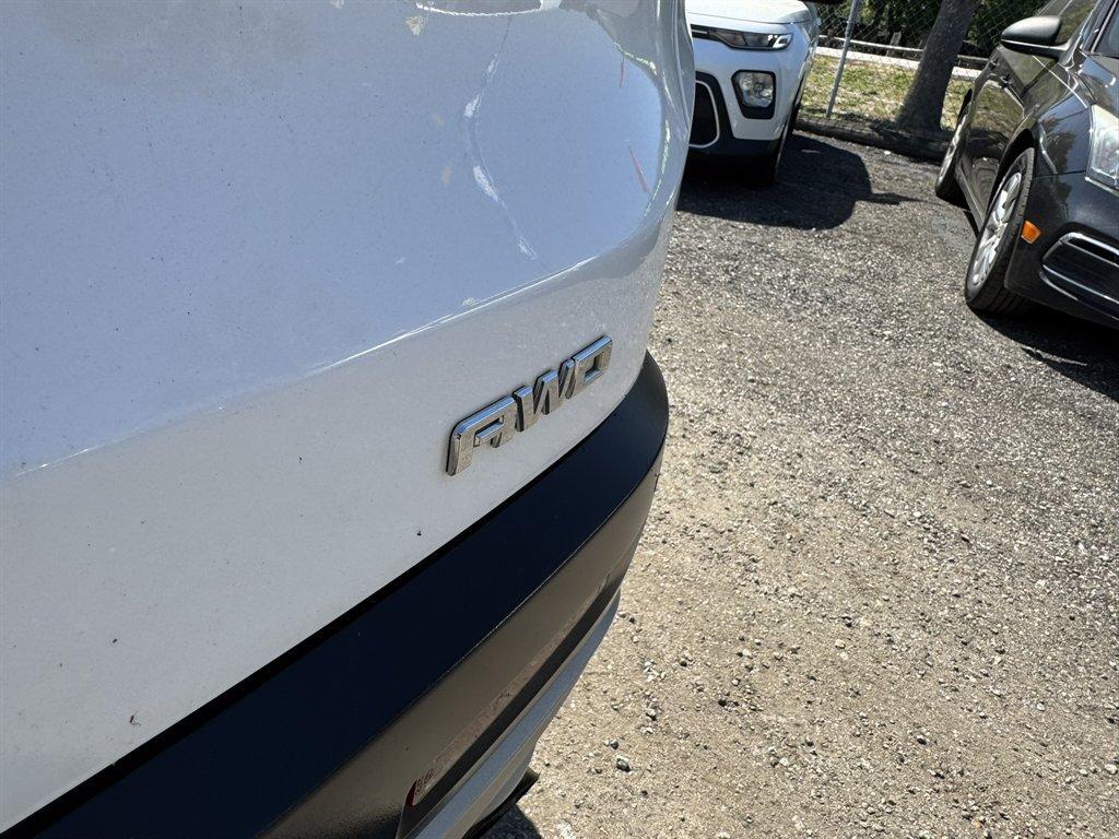 2019 White /Black GMC Acadia (1GKKNULS1KZ) with an 3.6l V6 DI Dohc 3.6l engine, Automatic transmission, located at 745 East Steele Rd., West Columbia, SC, 29170, (803) 755-9148, 33.927212, -81.148483 - Photo#35