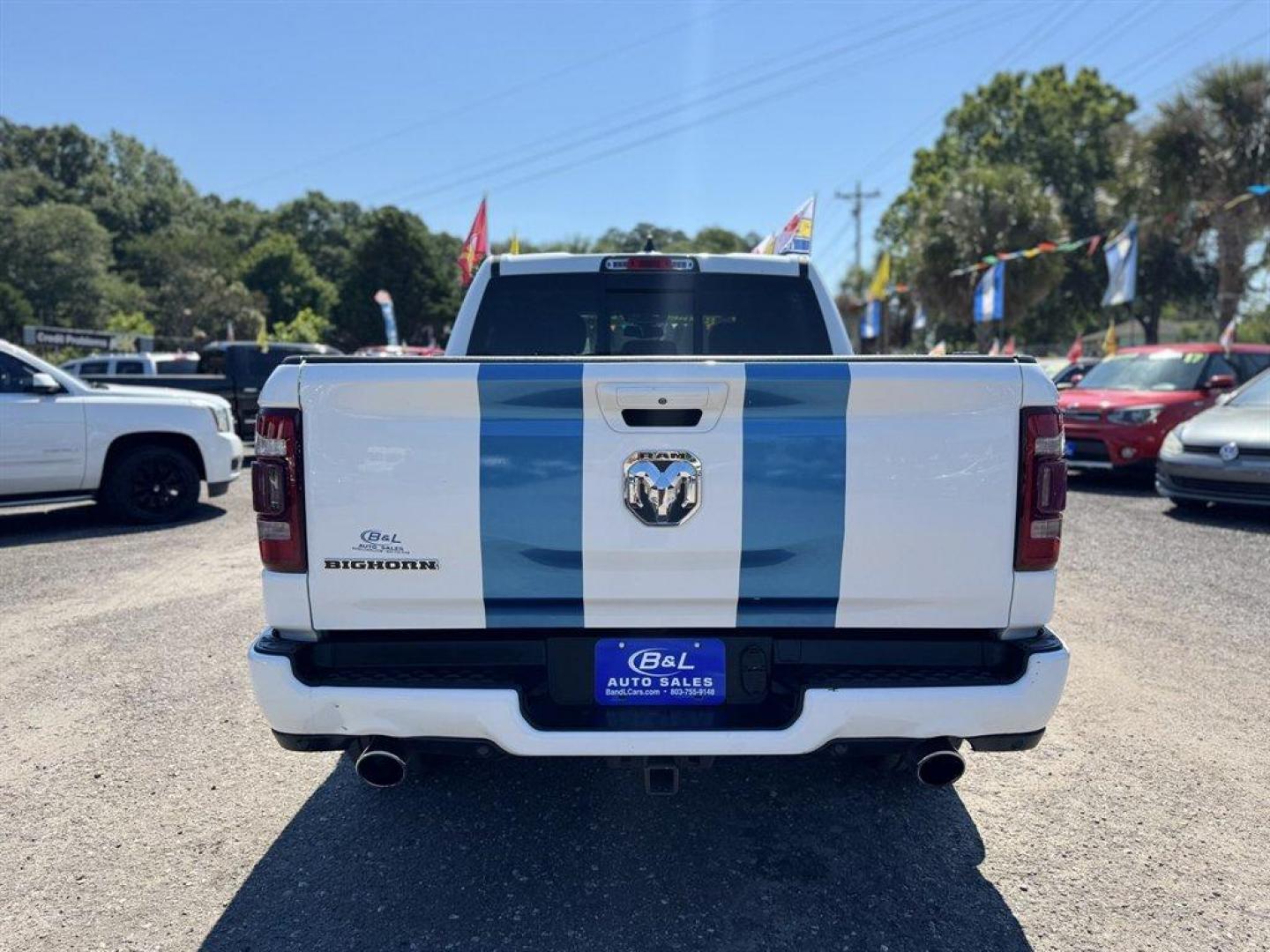 2019 White /Grey Ram 1500 (1C6RREFT7KN) with an 5.7l V8 Smpi Hemi 5.7l engine, Automatic transmission, located at 745 East Steele Rd., West Columbia, SC, 29170, (803) 755-9148, 33.927212, -81.148483- Photo#4