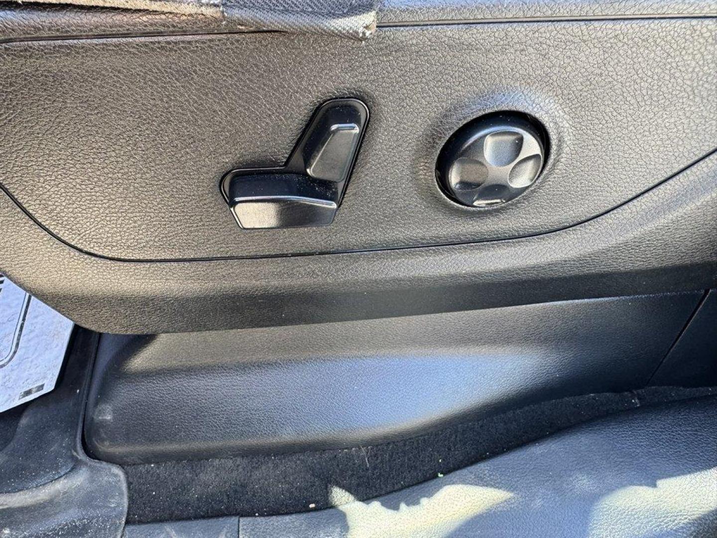 2019 White /Grey Ram 1500 (1C6RREFT7KN) with an 5.7l V8 Smpi Hemi 5.7l engine, Automatic transmission, located at 745 East Steele Rd., West Columbia, SC, 29170, (803) 755-9148, 33.927212, -81.148483- Photo#20