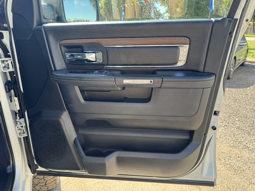 2016 White /Black Ram 1500 (1C6RR7VT5GS) with an 5.7l V8 Smpi Hemi 5.7l engine, Automatic transmission, located at 745 East Steele Rd., West Columbia, SC, 29170, (803) 755-9148, 33.927212, -81.148483- Photo#27