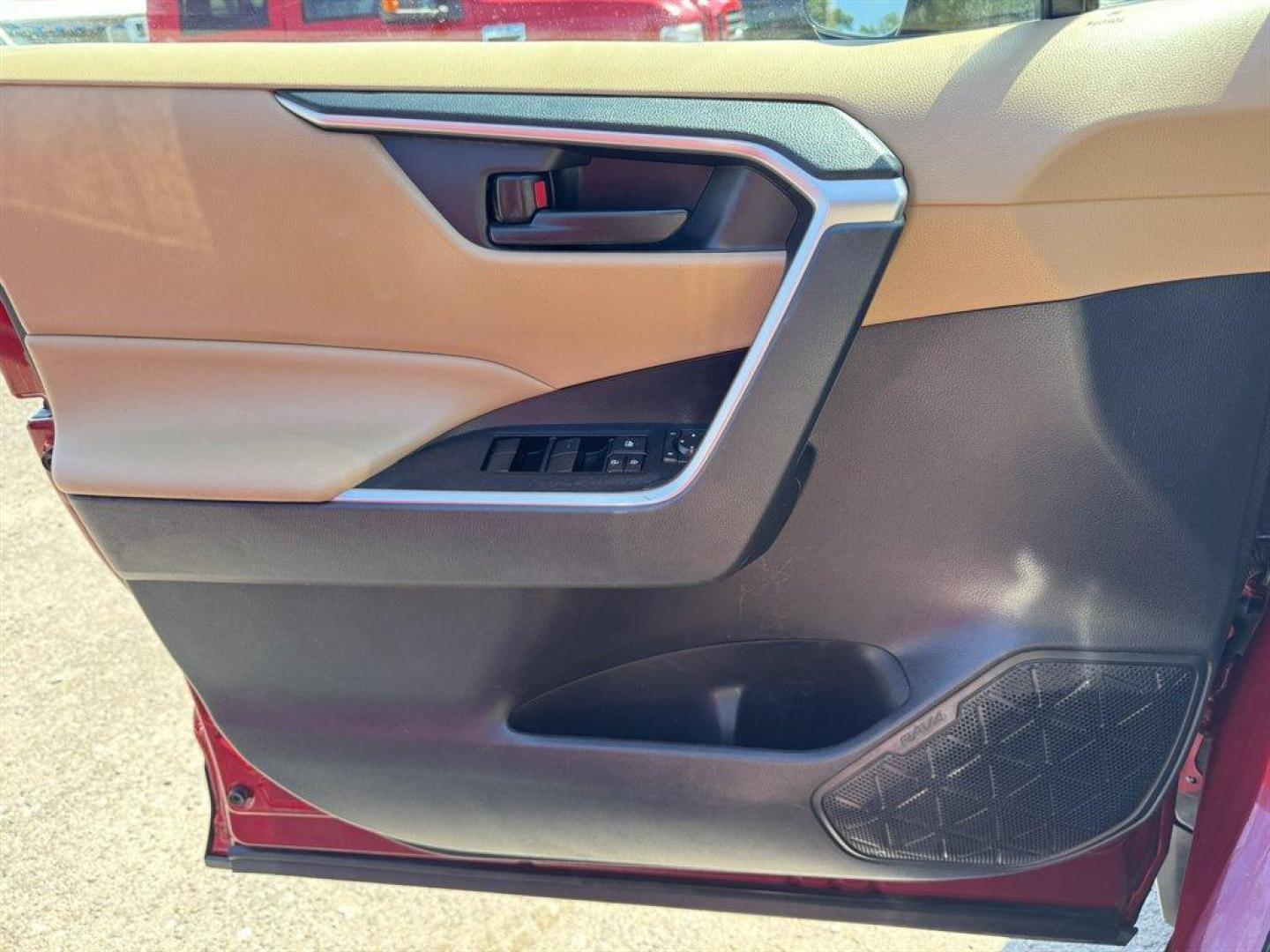 2019 Burgundy /Taupe Toyota RAV4 (2T3H1RFVXKW) with an 2.5l I-4 DI Dohc 2.5l engine, Automatic transmission, located at 745 East Steele Rd., West Columbia, SC, 29170, (803) 755-9148, 33.927212, -81.148483 - Photo#17