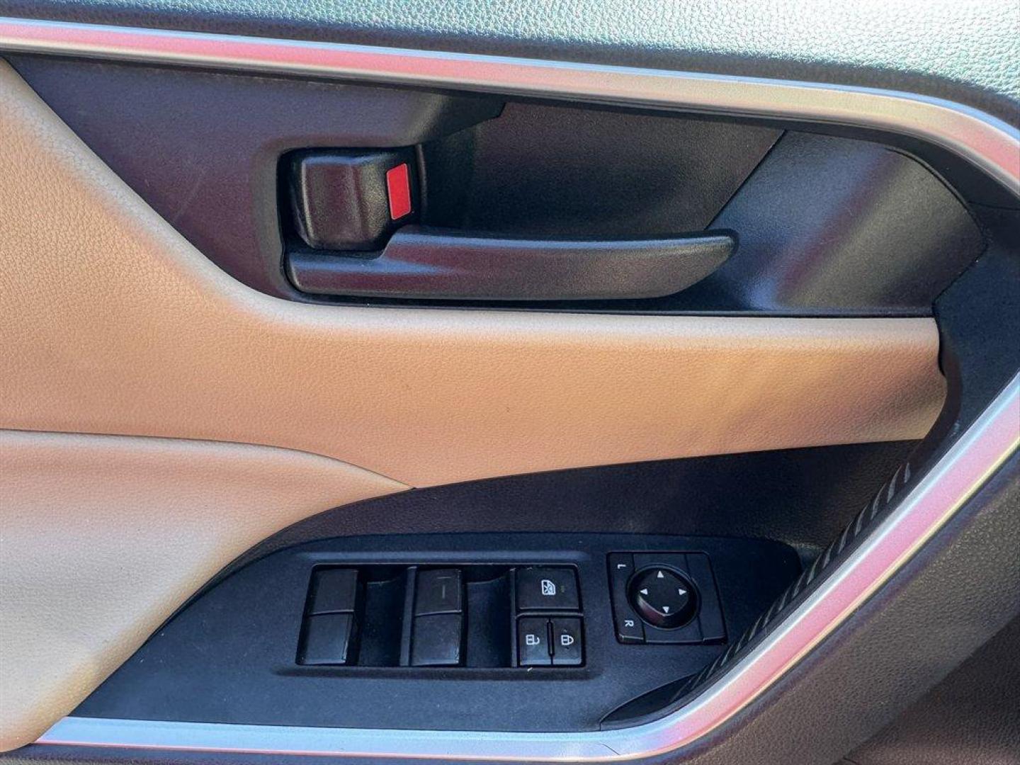 2019 Burgundy /Taupe Toyota RAV4 (2T3H1RFVXKW) with an 2.5l I-4 DI Dohc 2.5l engine, Automatic transmission, located at 745 East Steele Rd., West Columbia, SC, 29170, (803) 755-9148, 33.927212, -81.148483 - Photo#18