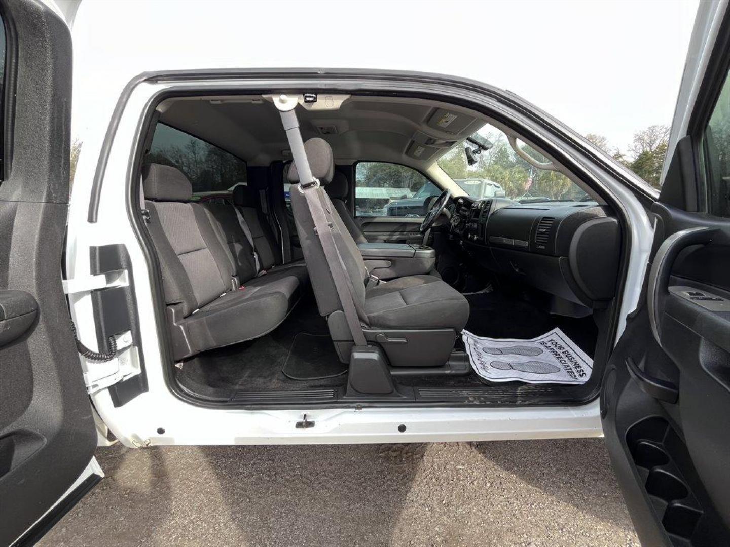 2010 White /Grey Chevrolet Silverado 1500 (1GCSKSE37AZ) with an 5.3l V8 SFI Flex 5.3l engine, Automatic transmission, located at 745 East Steele Rd., West Columbia, SC, 29170, (803) 755-9148, 33.927212, -81.148483 - Special Internet Price! 2010 Chevrolet Silverado with AM/FM stereo with MP3 compatible, Air conditioning, Cruise control, Front 40/20/40 split-bench, Rear 60/40 folding bench, Keyless entry, Powered windows, Powered door locks, Plus more! - Photo#18