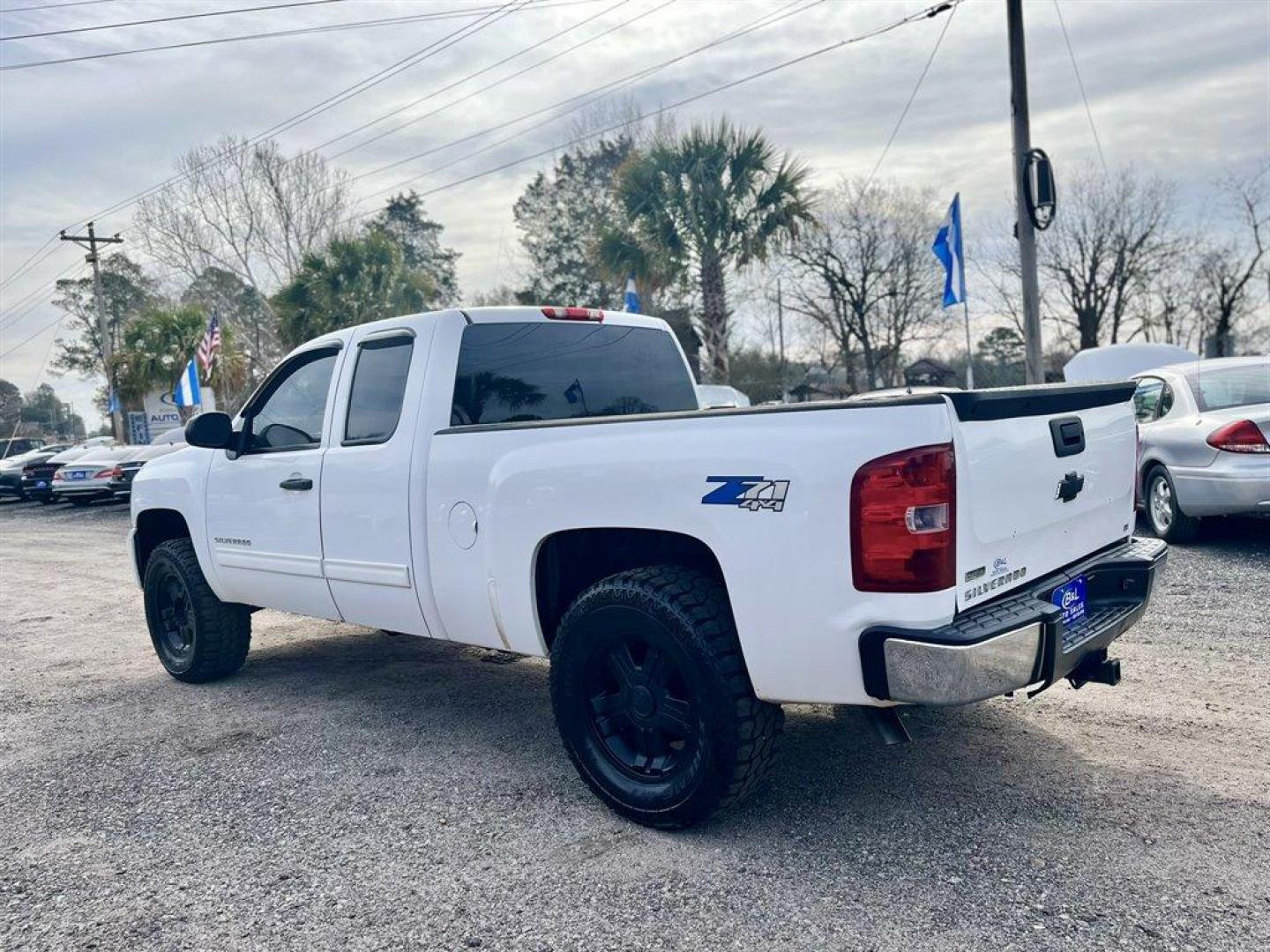 2010 White /Grey Chevrolet Silverado 1500 (1GCSKSE37AZ) with an 5.3l V8 SFI Flex 5.3l engine, Automatic transmission, located at 745 East Steele Rd., West Columbia, SC, 29170, (803) 755-9148, 33.927212, -81.148483 - Special Internet Price! 2010 Chevrolet Silverado with AM/FM stereo with MP3 compatible, Air conditioning, Cruise control, Front 40/20/40 split-bench, Rear 60/40 folding bench, Keyless entry, Powered windows, Powered door locks, Plus more! - Photo#1