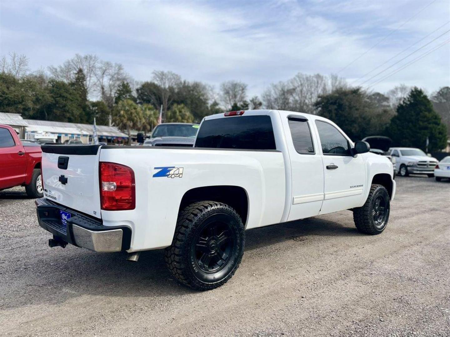 2010 White /Grey Chevrolet Silverado 1500 (1GCSKSE37AZ) with an 5.3l V8 SFI Flex 5.3l engine, Automatic transmission, located at 745 East Steele Rd., West Columbia, SC, 29170, (803) 755-9148, 33.927212, -81.148483 - Special Internet Price! 2010 Chevrolet Silverado with AM/FM stereo with MP3 compatible, Air conditioning, Cruise control, Front 40/20/40 split-bench, Rear 60/40 folding bench, Keyless entry, Powered windows, Powered door locks, Plus more! - Photo#2