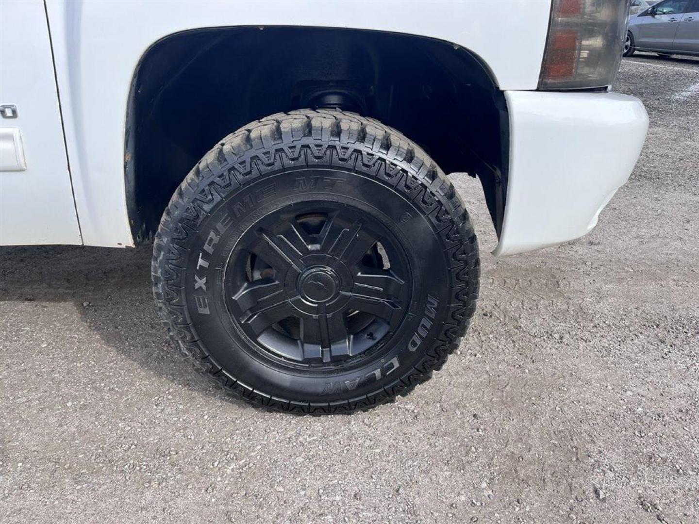 2010 White /Grey Chevrolet Silverado 1500 (1GCSKSE37AZ) with an 5.3l V8 SFI Flex 5.3l engine, Automatic transmission, located at 745 East Steele Rd., West Columbia, SC, 29170, (803) 755-9148, 33.927212, -81.148483 - Special Internet Price! 2010 Chevrolet Silverado with AM/FM stereo with MP3 compatible, Air conditioning, Cruise control, Front 40/20/40 split-bench, Rear 60/40 folding bench, Keyless entry, Powered windows, Powered door locks, Plus more! - Photo#29